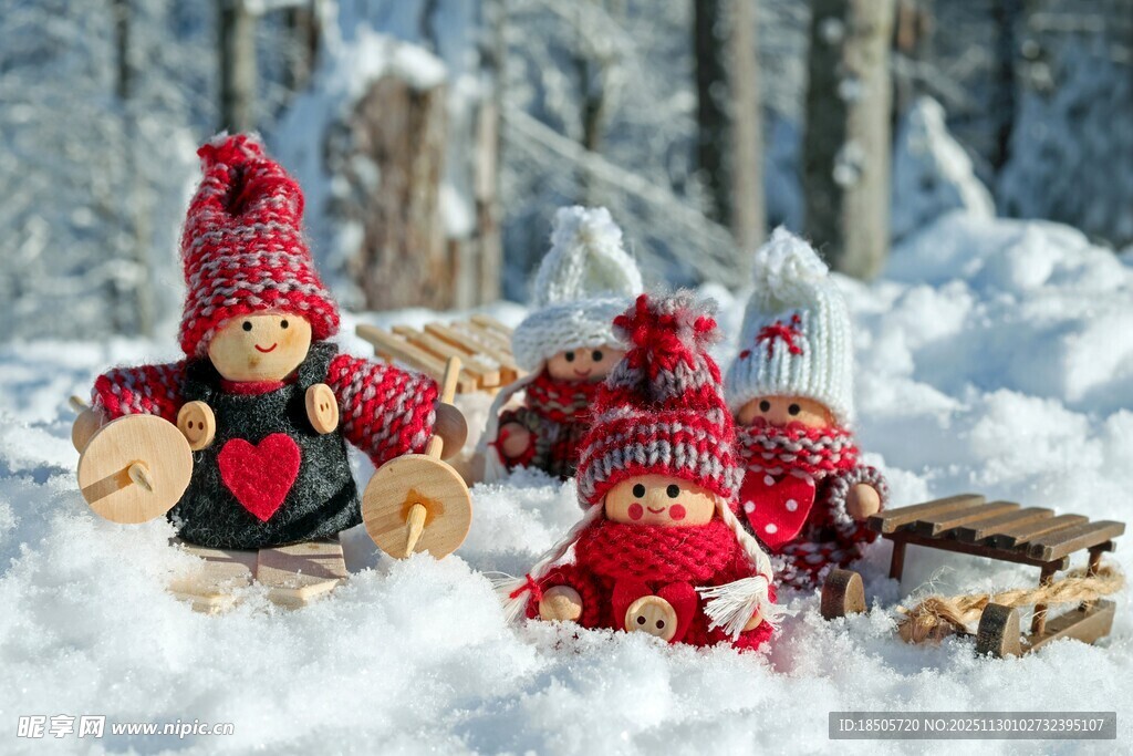 雪地中的可爱针织玩偶