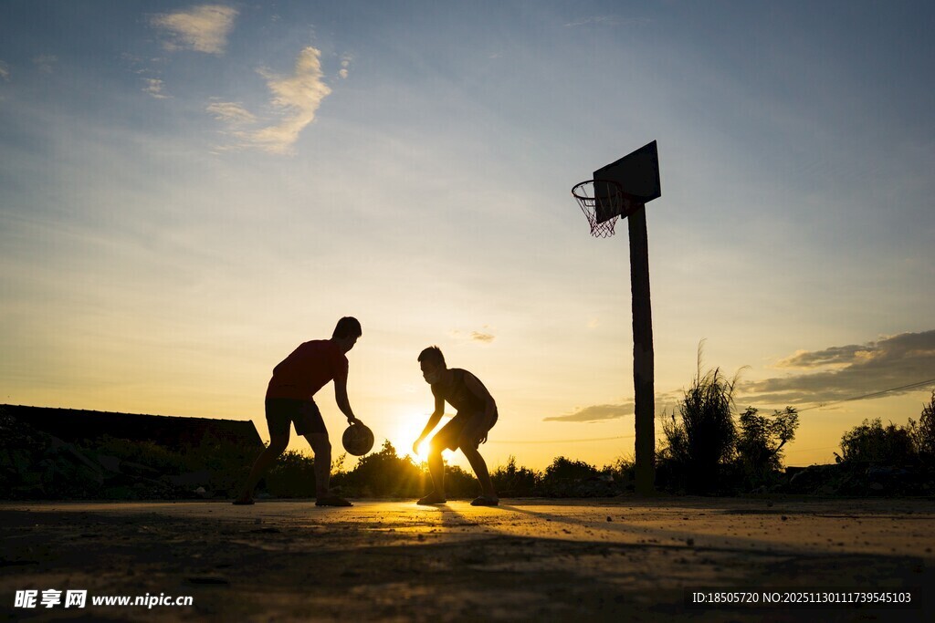 夕阳下的玩篮球场景