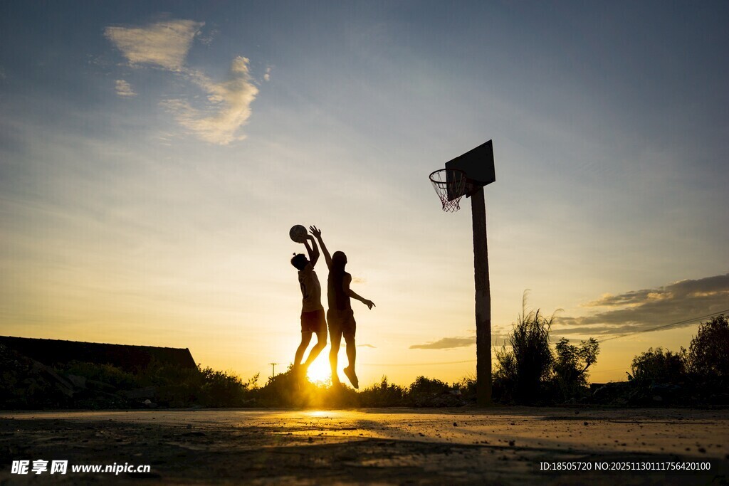 夕阳下打篮球