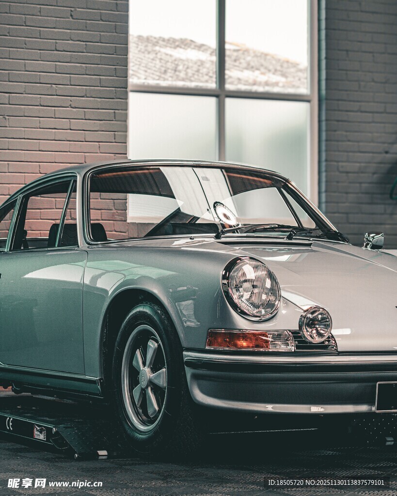 复古绿色保时捷经典跑车