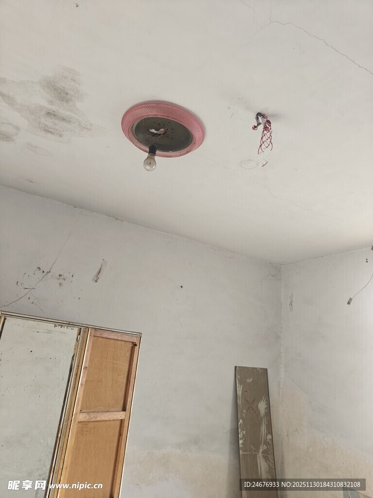 天花板施工中的孔洞场景