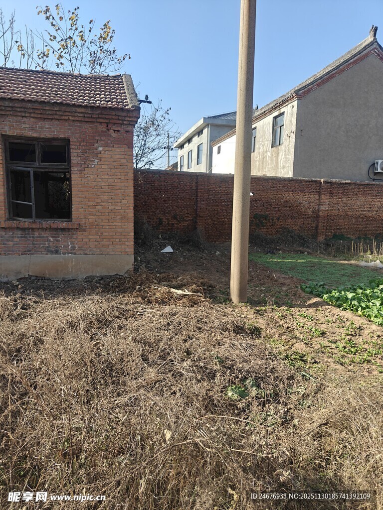 乡村旧屋旁的干草堆