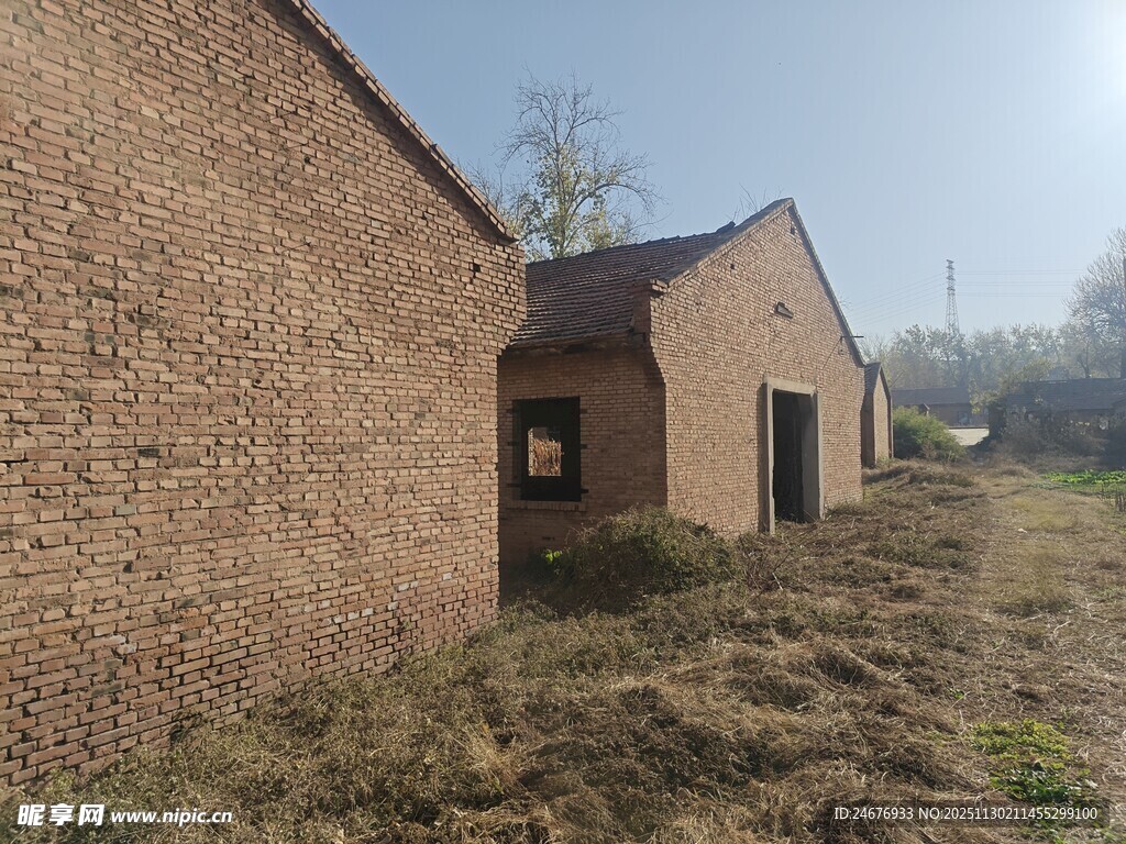 乡村旧砖房 尽显岁月痕迹