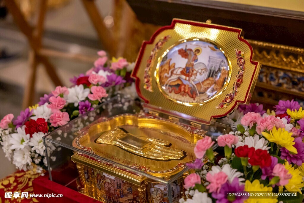 精美金色容器配多彩花卉