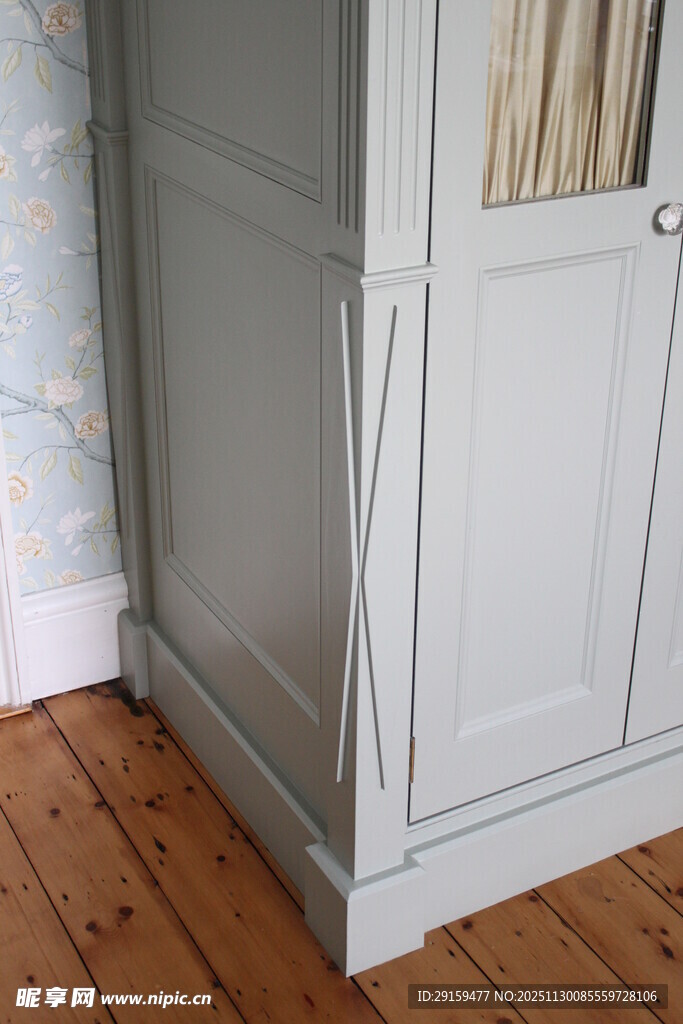 浅灰色木质衣柜角落细节