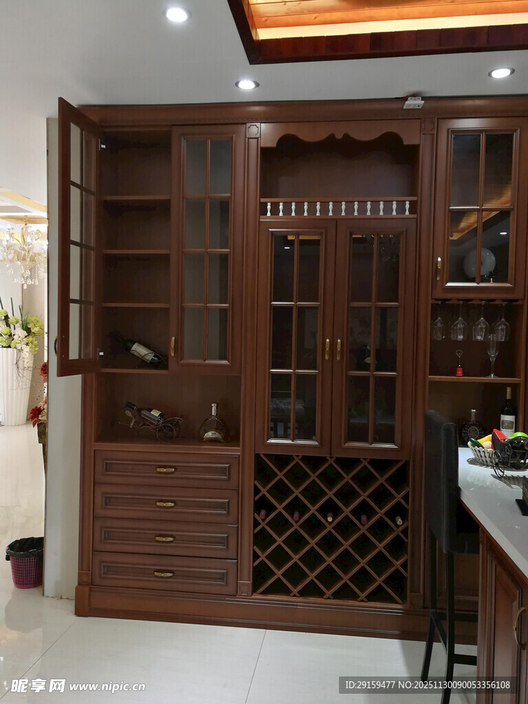 实木酒柜尽显家居格调
