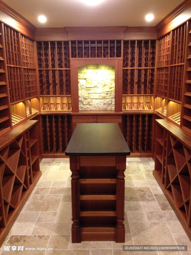 豪华实木酒窖内部场景
