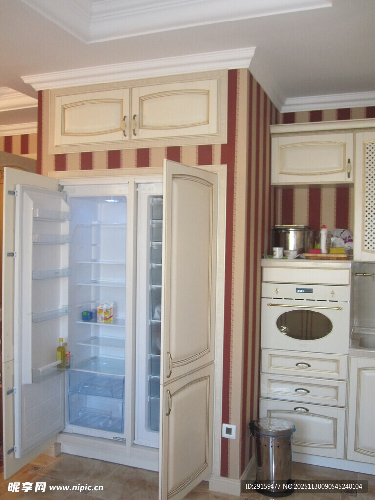 复古风厨房与洗衣房一角