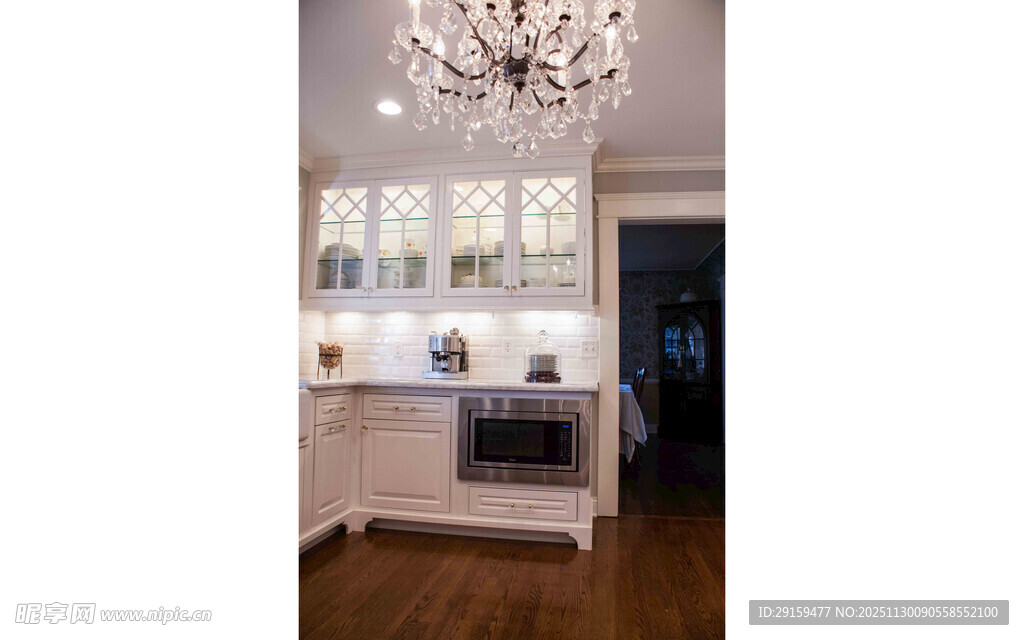 现代风格客厅精致吊灯一角