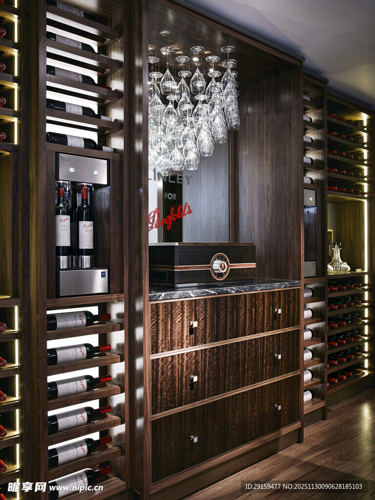 豪华实木酒柜展示空间