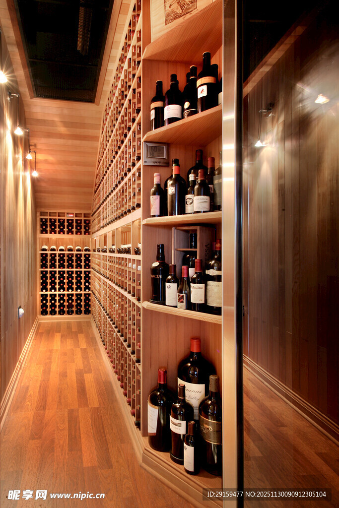 豪华酒窖尽显美酒陈列风采