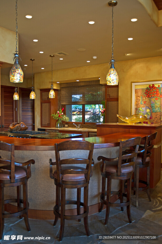 现代风格的温馨厨房吧台