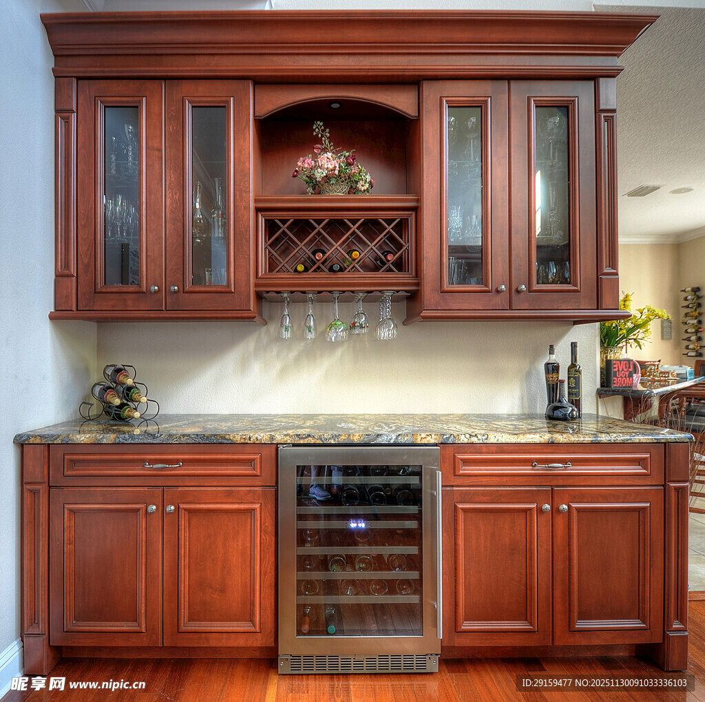 实木厨房酒柜尽显雅致