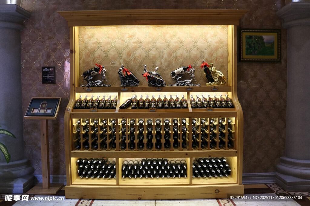 豪华酒柜展示多样美酒