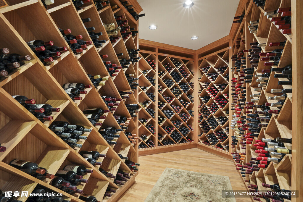 豪华酒窖藏酒琳琅满目