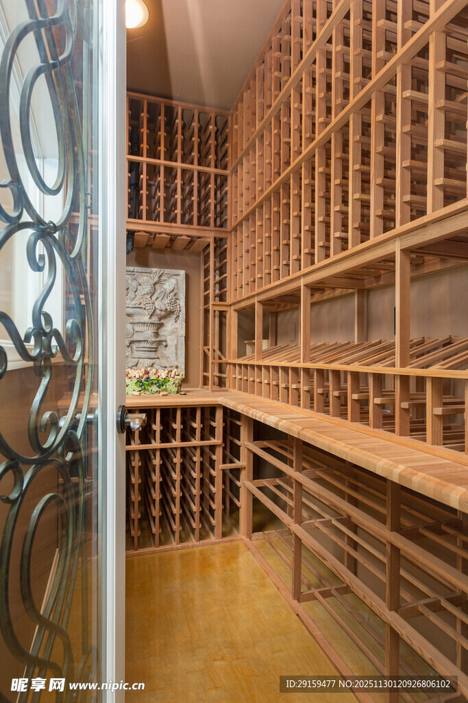 豪华实木酒窖内部景观