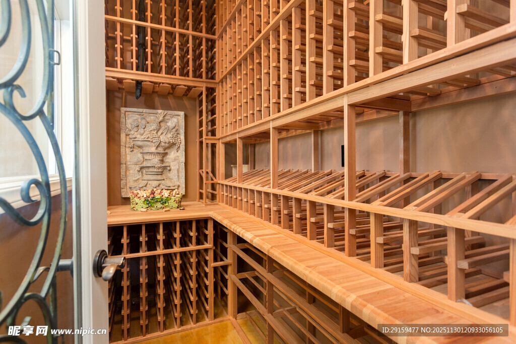 豪华实木酒窖内部展示