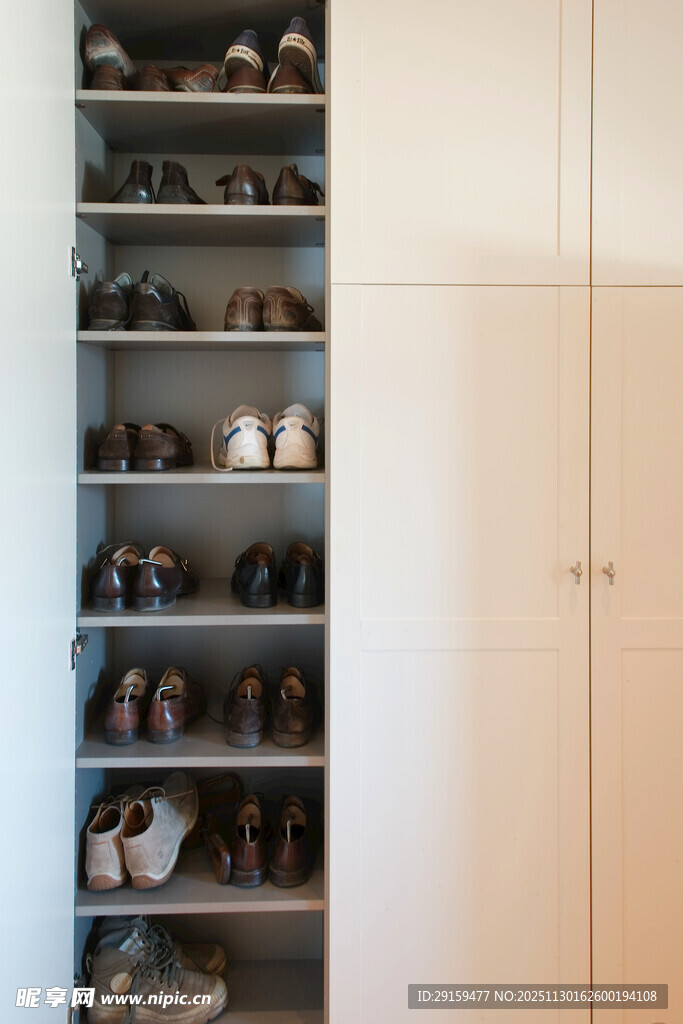 整齐的鞋柜展示多样鞋子