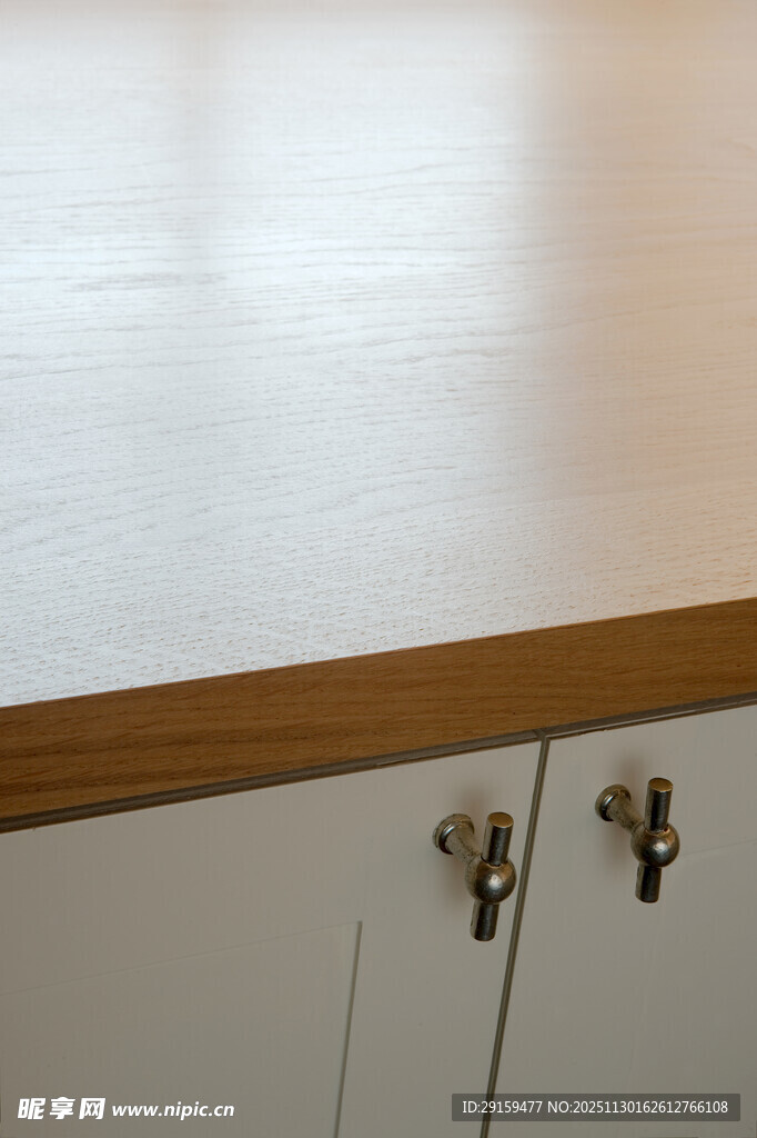 简约橱柜柜门及金属把手