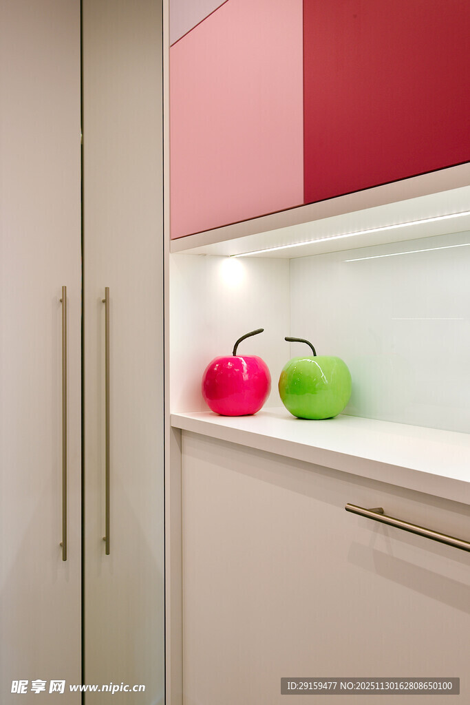 厨房柜台上的红绿苹果