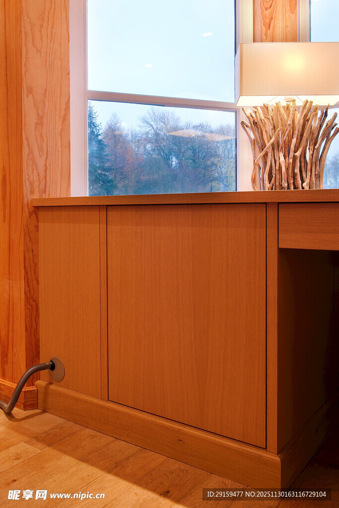 木质窗边储物柜特写