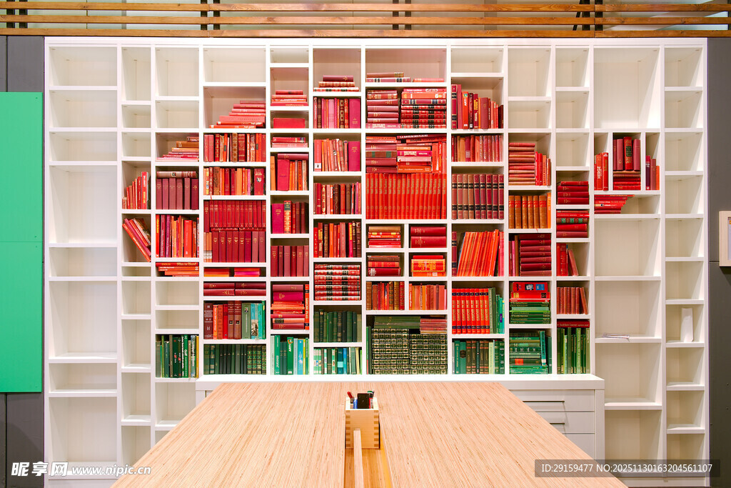 多彩书架营造阅读空间