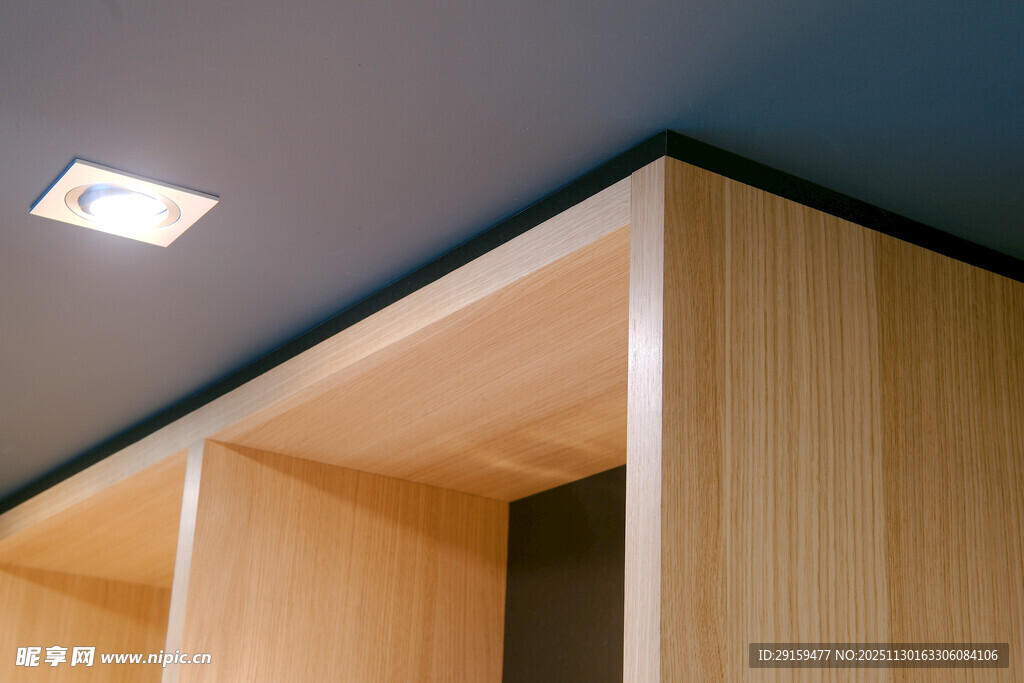 简约木质衣柜与天花板灯具