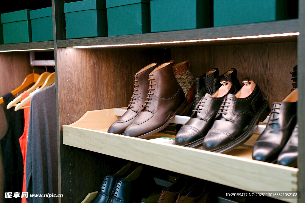 时尚鞋柜展示多样皮鞋款式
