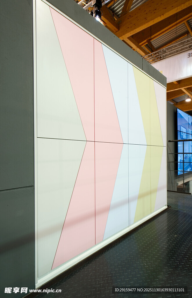 彩色几何墙面艺术空间