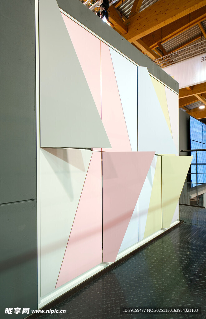 多彩几何墙面室内空间展示