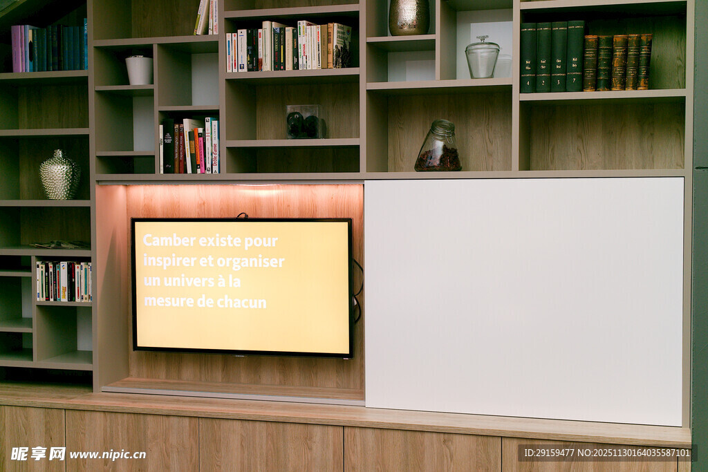 书架旁的空白展示板