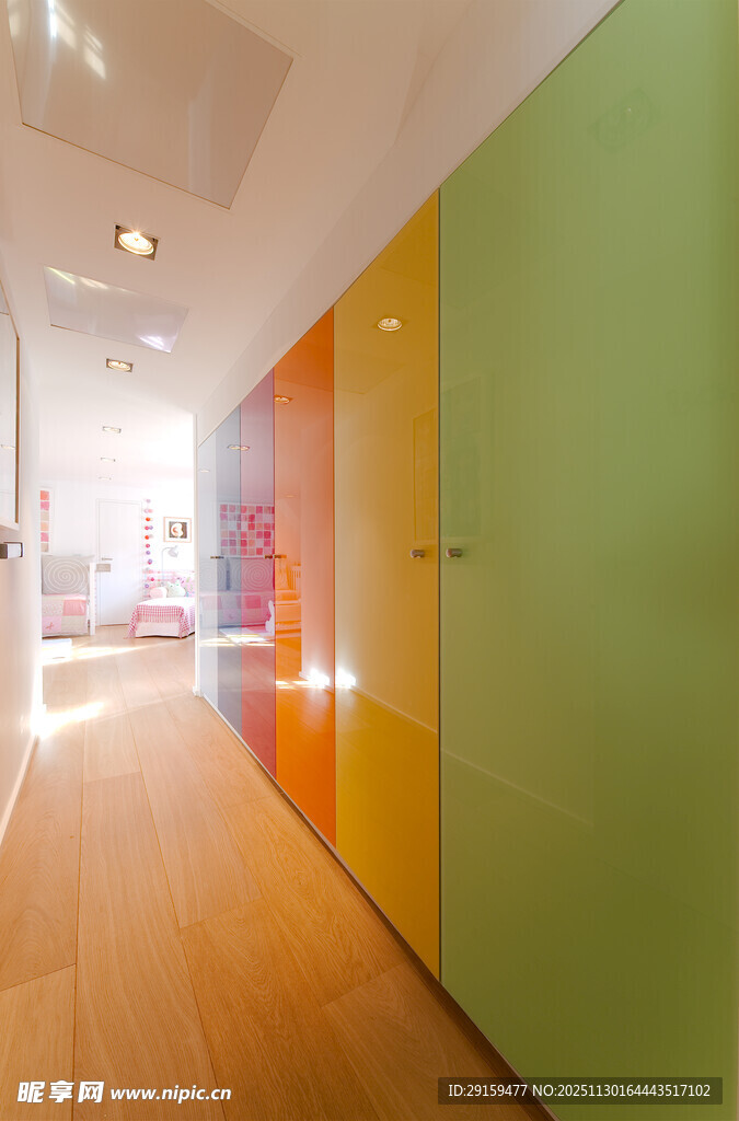 多彩走廊储物柜设计