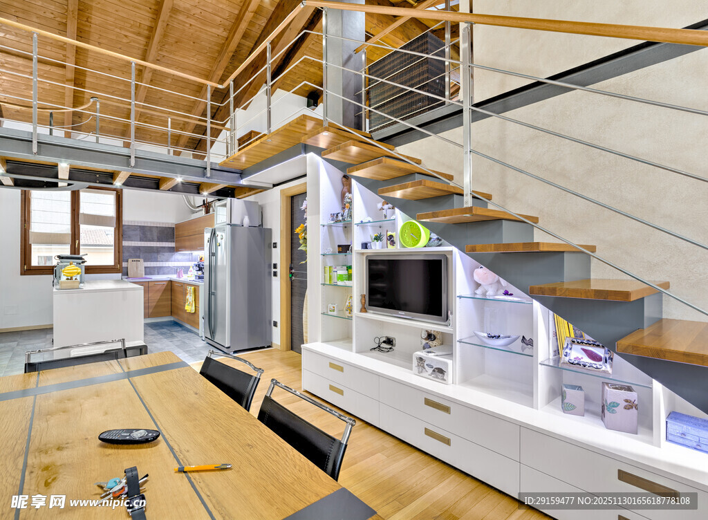 现代风复式住宅室内一角