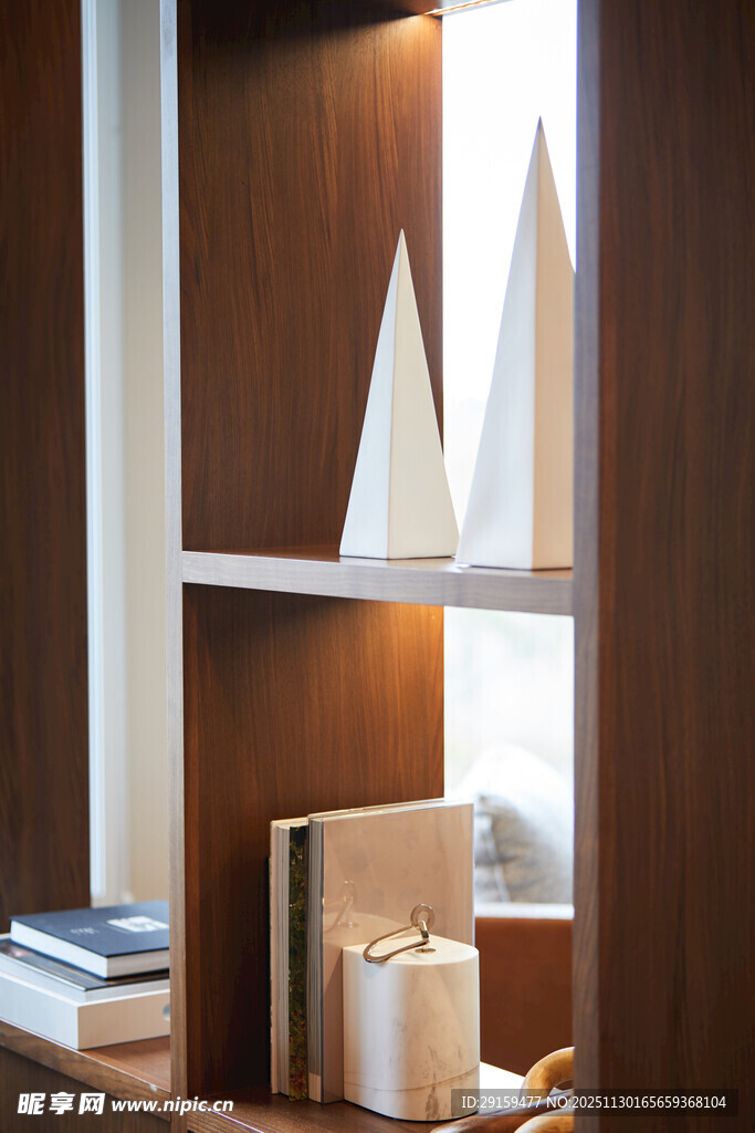 简约书架一角的温馨景致