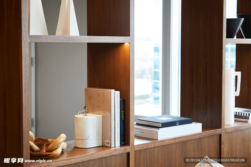 简约木质书架上的雅致陈设