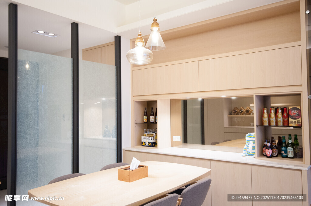 现代简约风餐厅室内一角