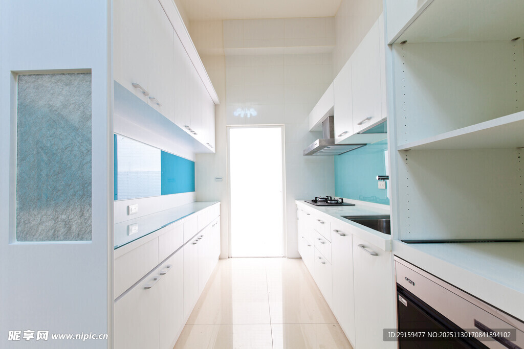 现代简约风格明亮厨房空间
