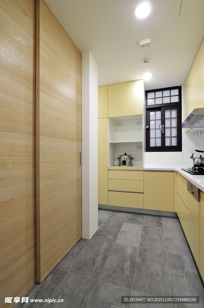 简约现代风厨房与储物间