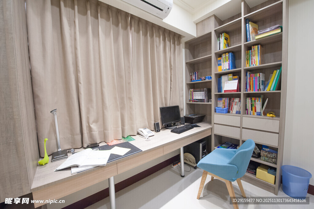 简约现代风格的书房一角