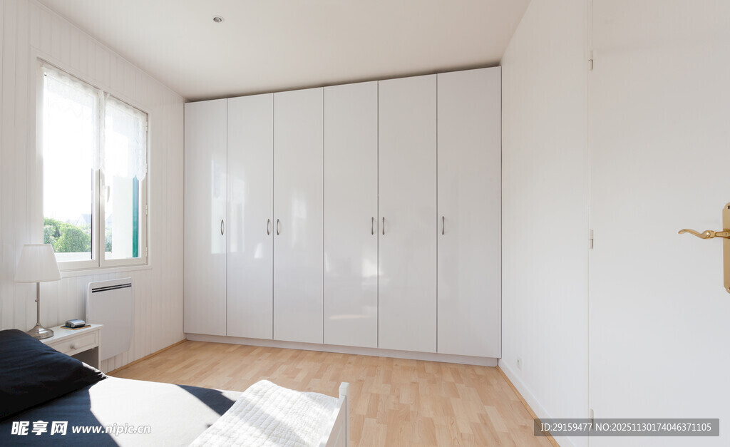 简约明亮的室内衣柜空间