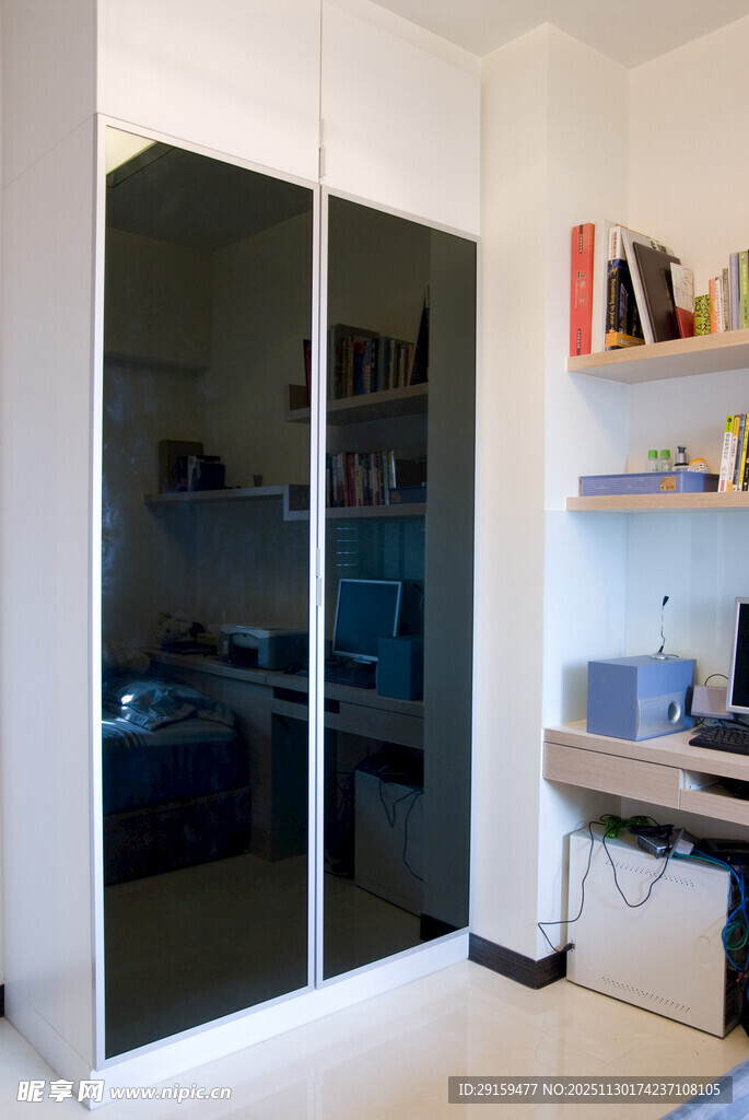 简约现代风格的衣柜书房一角