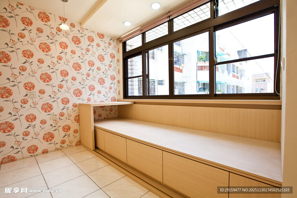 温馨碎花墙面窗边休息区