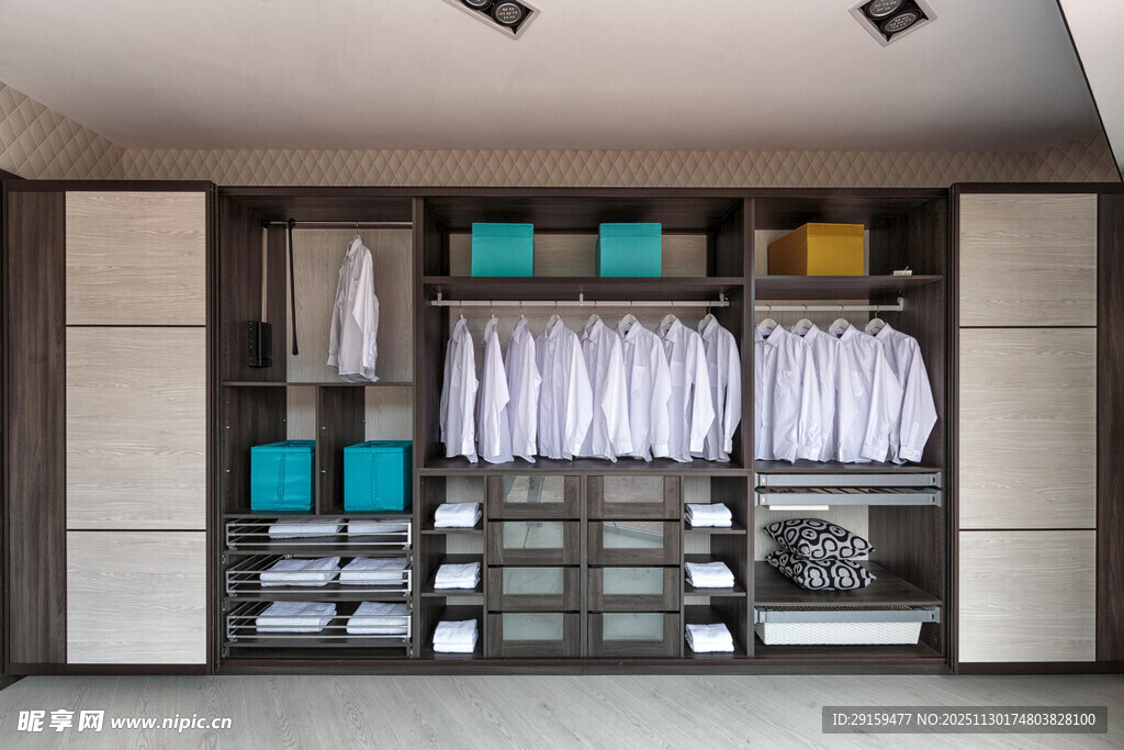 现代简约风格的宽敞衣柜