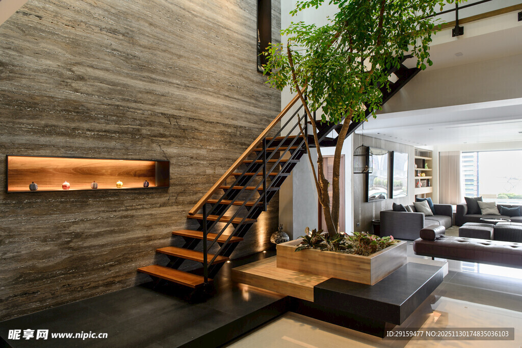 现代风客厅中的木质楼梯