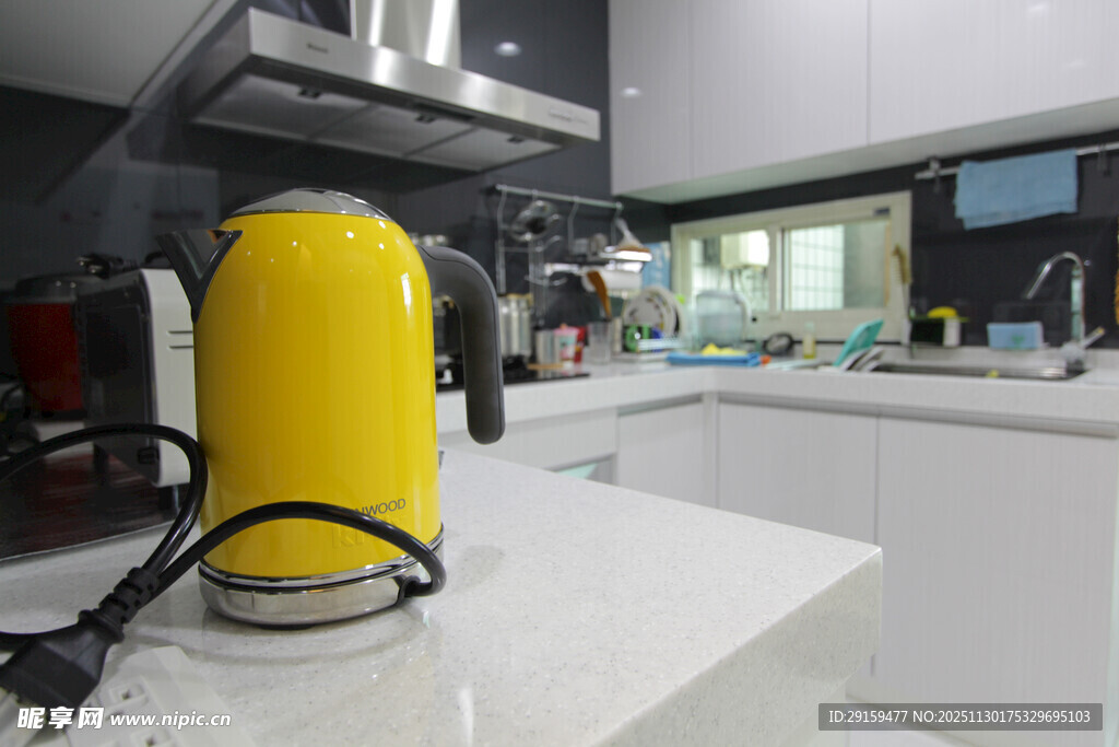 厨房中的黄色电器