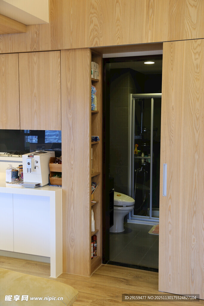 开放式厨房与相邻空间场景