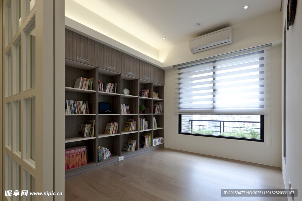 简约明亮的室内书房空间