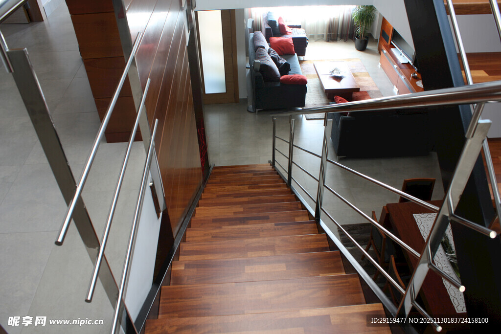 现代简约风格室内木质楼梯