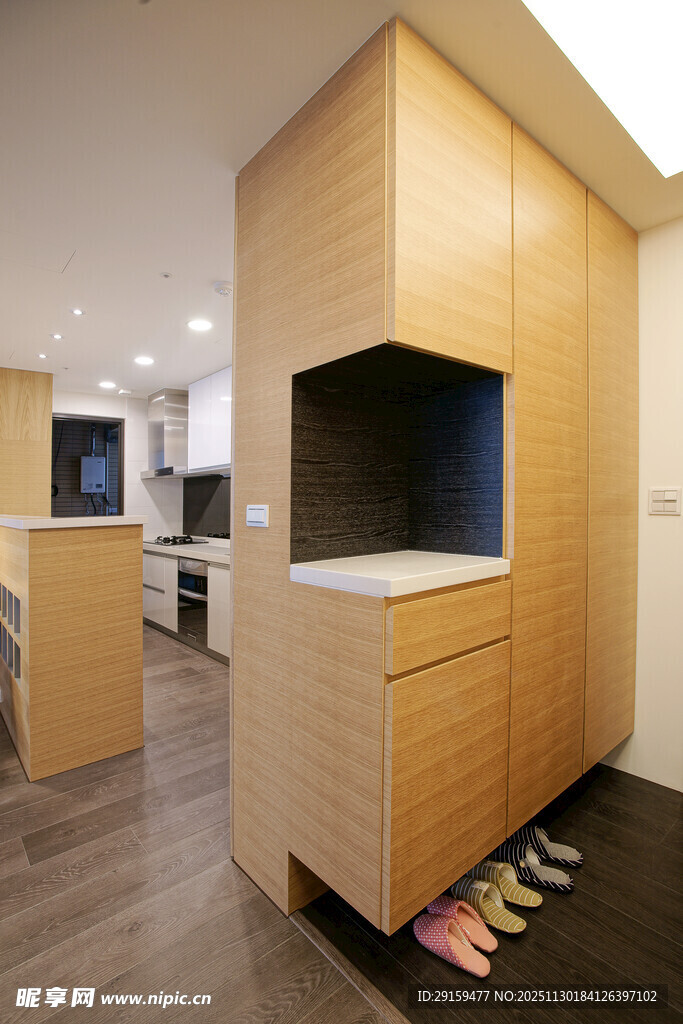 现代简约木质玄关柜设计