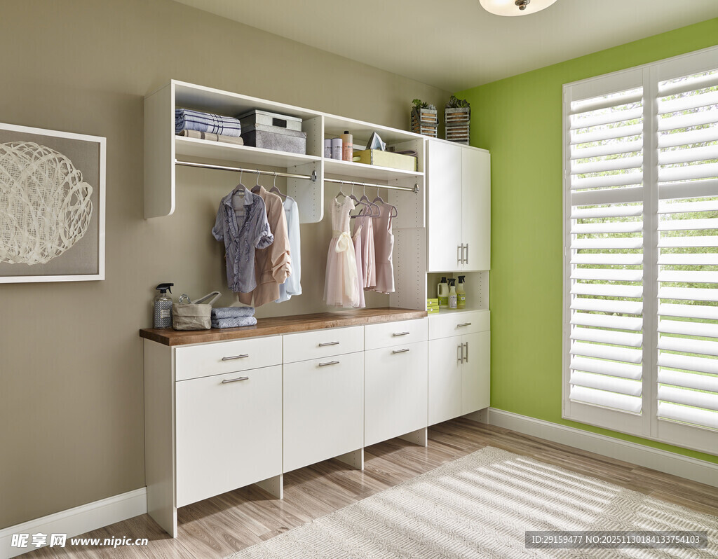 清新绿白配色的温馨衣帽间